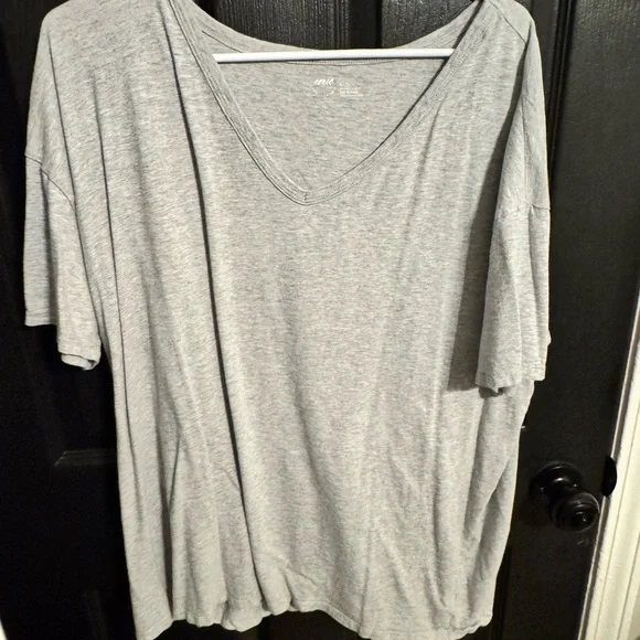Aerie Light Gray V-Neck Short Sleeve Tee - Picture 1 of 2